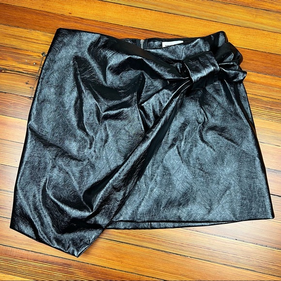 Sunset & Spring Patent Bow Mini Skirt - Picture 5 of 16